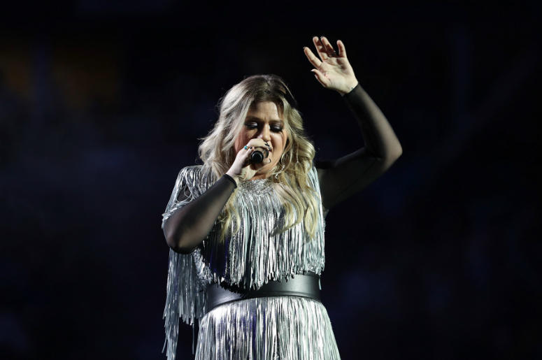 Singer-songwriter Kelly Clarkson performs Singer-songwriter Kelly Clarkson performs