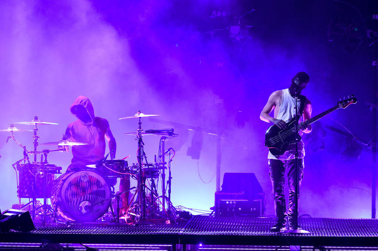 Twenty One Pilots perform on the 2016 American Music Awards Twenty One Pilots perform on the 2016 American Music Awards