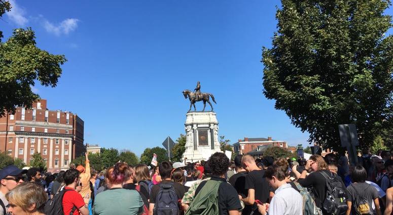 Counter-protestors gather around Lee Monument during Pro-Confederate Rally on September 16, 2017. (Matt Demlein, WRVA)