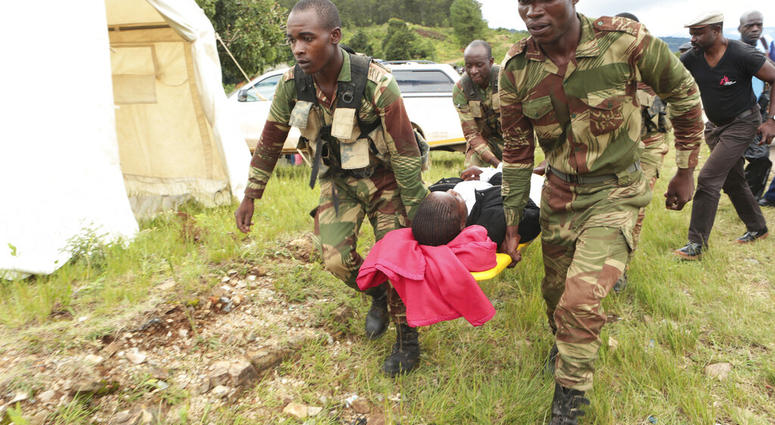 Soldiers carry injured survivors from a helicopter in Chimanimani about 600 kilometres south east of Harare, Zimbabwe, Tuesday, March, 19, 2019. AP Photo/Tsvangirayi Mukwazhi) Soldiers carry injured survivors from a helicopter in Chimanimani about 600 kilometres south east of Harare, Zimbabwe, Tuesday, March, 19, 2019. AP Photo/Tsvangirayi Mukwazhi)