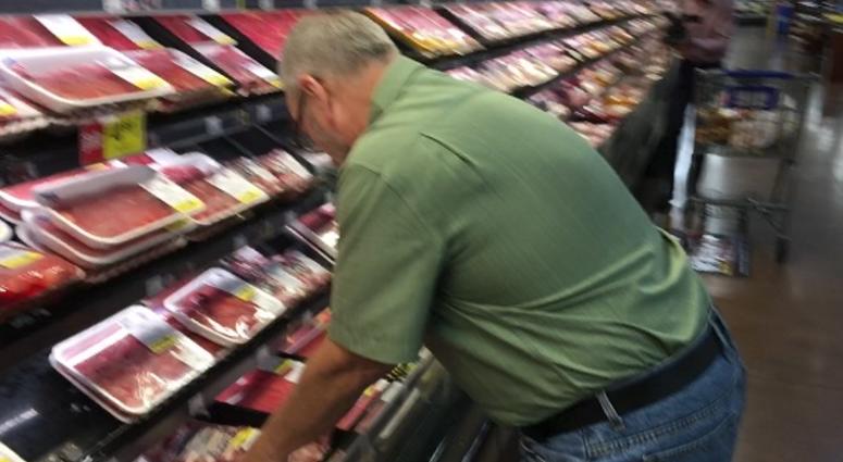 Ed Barber, of North Chesterfield, grabs groceries during a Virginia Lottery competition on September 27, 2018. (Matt Demlein, WRVA)