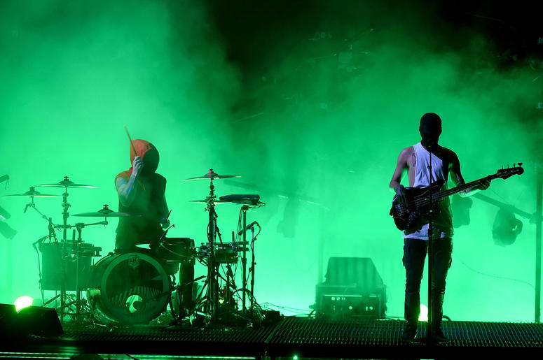 Twenty One Pilots perform on the 2016 American Music Awards Twenty One Pilots perform on the 2016 American Music Awards