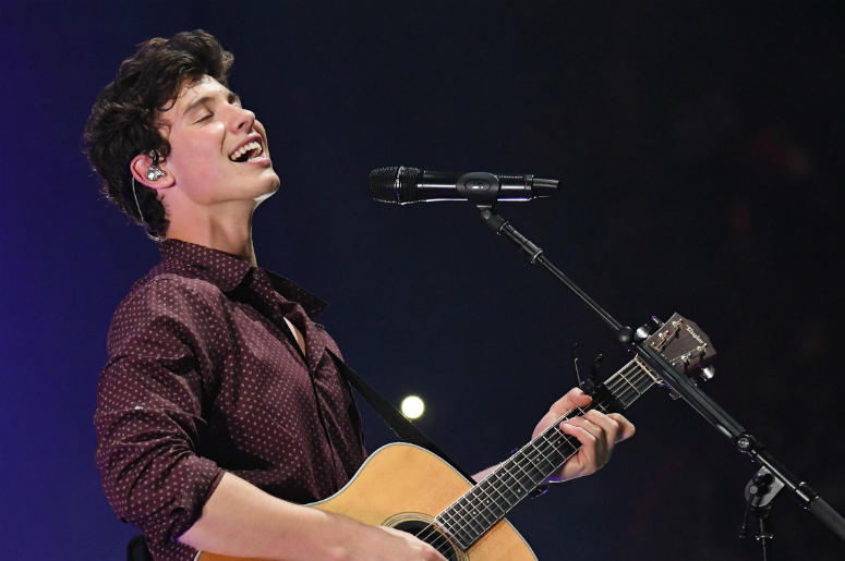 Shawn Mendes July 26, 2017; Miami, FL, USA; Recording artist Shawn Mendes performs at the American Airlines Arena.
