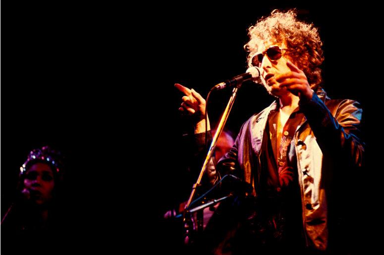 Bob Dylan performs Bob Dylan performs