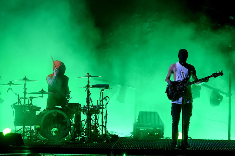 Twenty One Pilots perform on the 2016 American Music Awards Twenty One Pilots perform on the 2016 American Music Awards