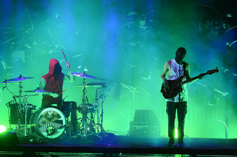 Twenty One Pilots perform on the 2016 American Music Awards Twenty One Pilots perform on the 2016 American Music Awards