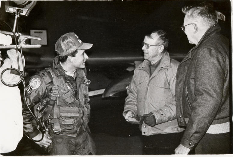 Gov Sinner meets with pilot who flew heart transplant. Gov Sinner meets with pilot who flew heart transplant.
