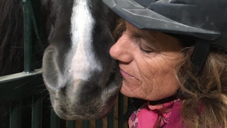 Mary Ballangee kissing Pecos