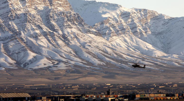 An AH-64 Apache flies near Bagram Airfield, Afghanistan 4thInfantryDivisionPublicAffairsOffice