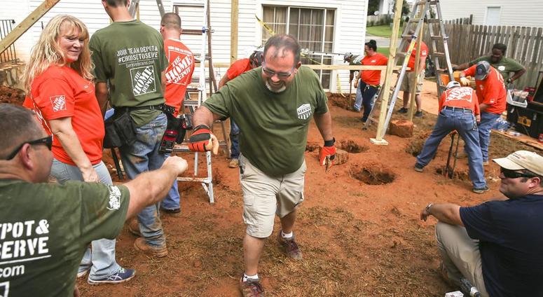 Disabled American Veterans volunteers