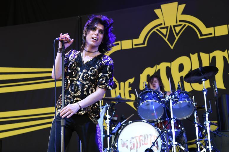 Apr 26, 2018; West Palm Beach, FL, USA; Luke Spiller of The Struts performs at Coral Sky Amphitheater. Mandatory Credit: Ron Elkman/USA TODAY NETWORK Entertainment: The Struts