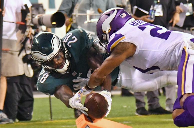 Oct 7, 2018; Philadelphia, PA, USA; Philadelphia Eagles running back Wendell Smallwood (28) scores a two-point conversion during the fourth quarter against the Minnesota Vikings at Lincoln Financial Field. Mandatory Credit: Eric Hartline-USA TODAY Sports NFL: Minnesota Vikings at Philadelphia Eagles