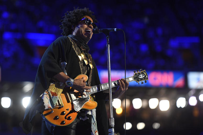 Lenny Kravitz performs during the 2016 Democratic National Convention Lenny Kravitz performs during the 2016 Democratic National Convention