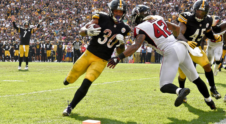 Pittsburgh Steelers running back James Conner (30) takes a handoff from quarterback Ben Roethlisberger (7) DO NOT USE