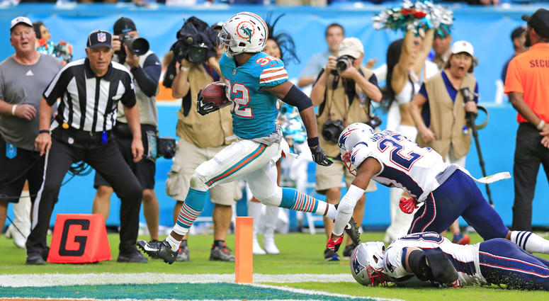 Miami Dolphins running back Kenyan Drake (32) scores to defeat the New England Patriots at Hard Rock Stadium in Miami Gardens on Sunday, Dec. 9, 2018. DO NOT USE
