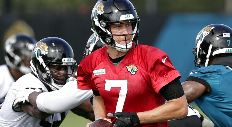 Jacksonville Jaguars quarterback Nick Foles (7) looks to hand off the ball to a running back during the NFL football team's practice in Jacksonville, Fla. AP DO NOT USE