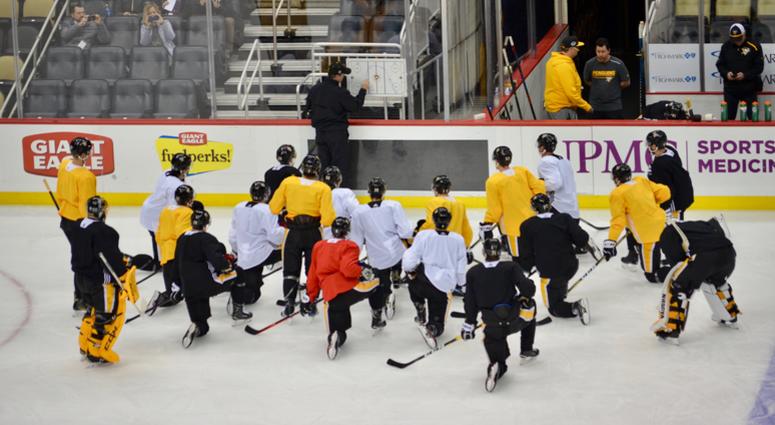 Penguins coach Mike Sullivan instructs team at practice in 2019
