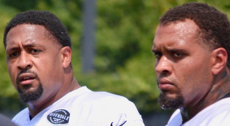 Steelers offensive linemen Ramon Foster and Maurkice Pouncey at practice in 2018