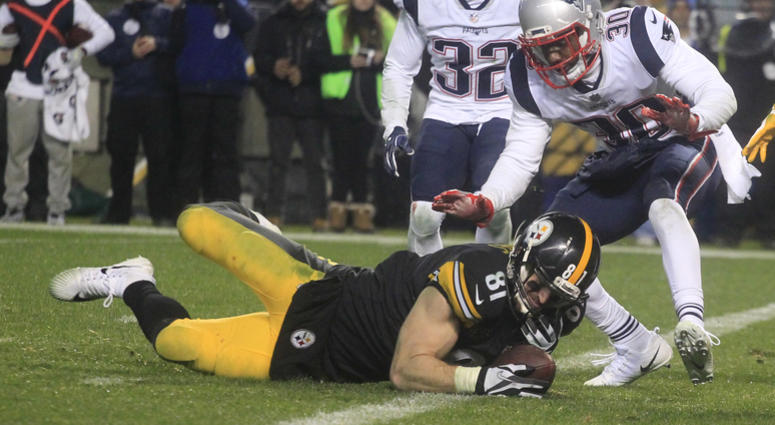 Pittsburgh Steelers tight end Jesse James (81) fails to hold the ball as he falls across the goal line against New England Patriots free safety Devin McCourty (32) and strong safety Duron Harmon (30)