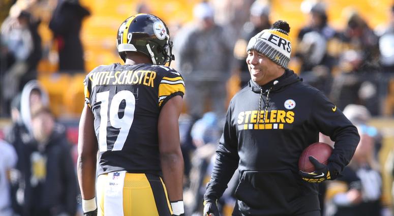 Pittsburgh, PA, USA; Pittsburgh Steelers wide receiver JuJu Smith-Schuster (19) talks with former receiver Hines Ward