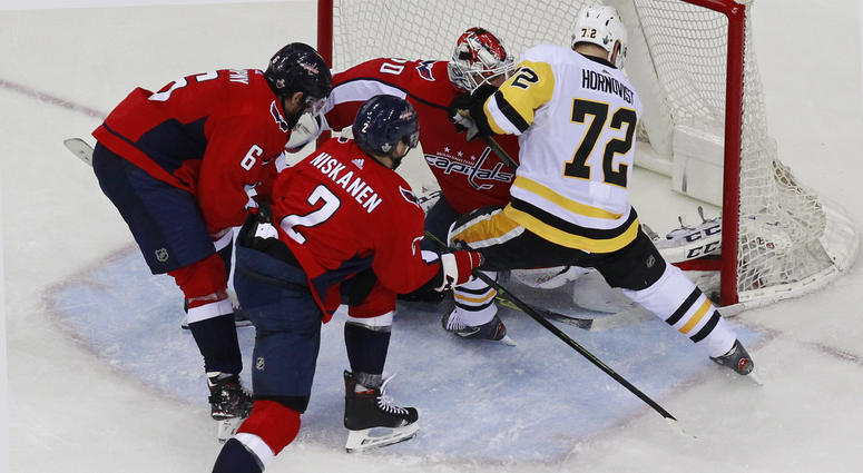 Patric Hornqvist scoring Patric Hornqvist scoring