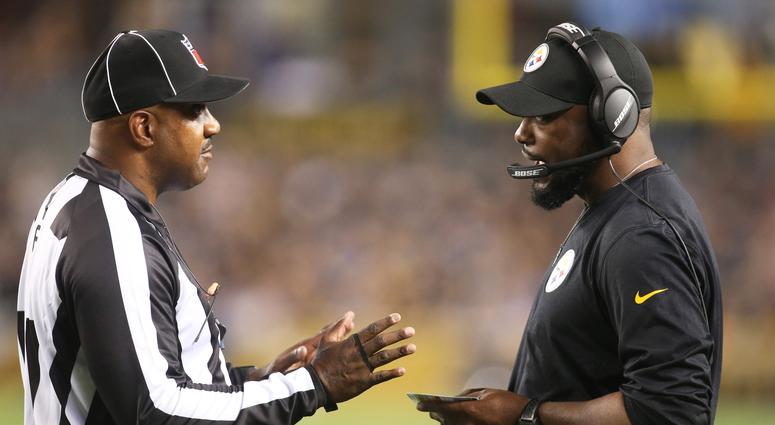 Steelers Coach Mike Tomlin talks with a ref