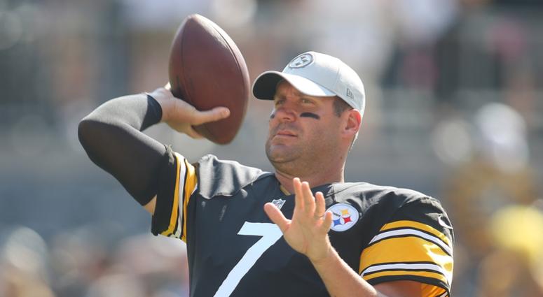 Pittsburgh, PA, USA; Pittsburgh Steelers quarterback Ben Roethlisberger (7) warms up before playing the Atlanta Falcons