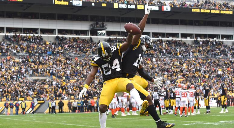 Pittsburgh Steelers wide receiver Antonio Brown (84) celebrates his second quarter touchdown with wide receiver JuJu Smith-Schuster