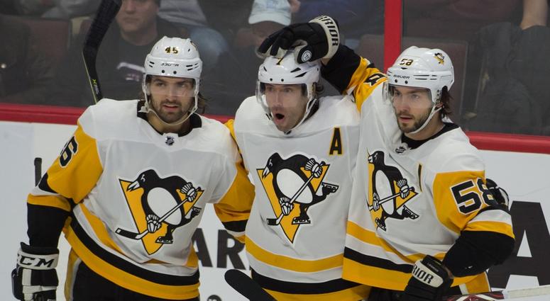 Matt Cullen (7) celebrates with teammates in the third period against the Ottawa Senators