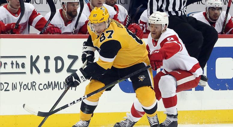 Pittsburgh, PA, USA; Pittsburgh Penguins center Sidney Crosby (87) controls the puck in front of Detroit Red Wings defenseman Nick Jensen