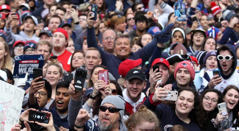 Pats fans celebrate during Super Bowl parade