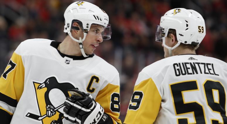 Sidney Crosby chats with left wing Jake Guentzel