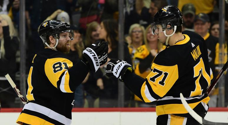 Phil Kessel (81), celebrates with Evgeni Malkin