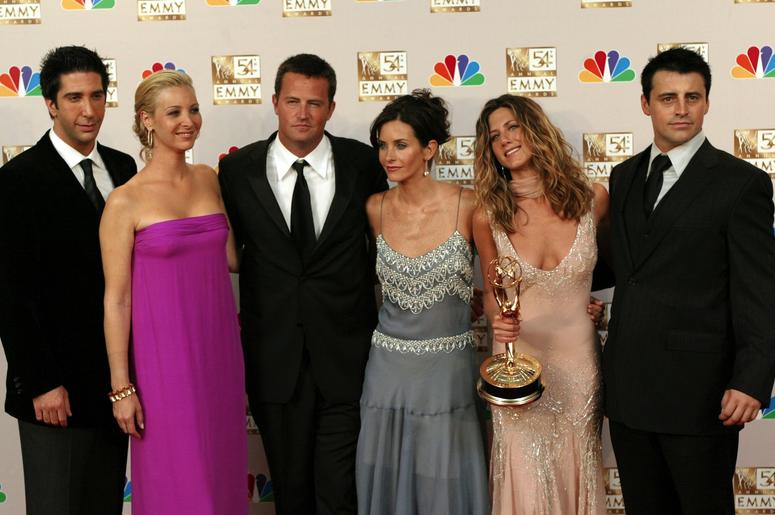 KRT ENTERTAINMENT STORY SLUGGED: TV-EMMYS KRT PHOTOGRAPH BY MARK AVERY/ORANGE COUNTY REGISTER (September 22) LOS ANGELES, CA - The cast of "Friends" (left to right) David Schwimmer, Lisa Kudrow, Matthew Perry, Courteney Cox Arquette, Jennifer Aniston and