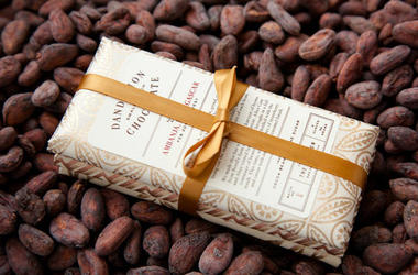 3-pack of Dandelion Chocolate on top of cocoa beans 3-pack of Dandelion Chocolate on top of cocoa beans (Photo credit: Molly DeCoudreaux/Dandelion Chocolate)