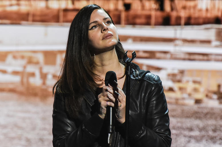 Lana Del Rey NEW YORK, NY - OCTOBER 30: The singer Lana Del Rey performs during an Apple launch event at the Brooklyn Academy of Music on October 30, 2018 in the Brooklyn borough of New York City. Apple debuted a new MacBook Pro, Mac Mini and iPad Pro. (Photo by Steph