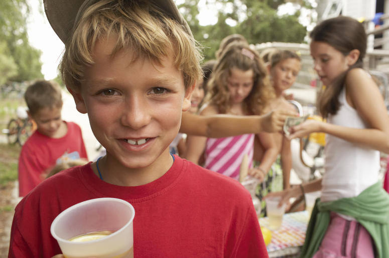 (Christopher Robbins/ iStock/ Getty Images Plus) Children selling drinks at a homemade stand