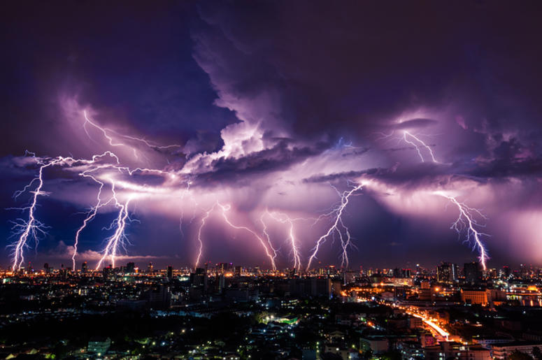 Peor Tormenta De Lo Que Se Esperaba Hoy En Dallas/Fort Worth Lightning storm over city in purple light