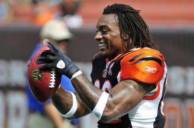 Ex Jugador De Los Texas Longhorns Y Corredor de La NFL Muere En Un Accidente De Motocicleta Cedric Benson #32 of the Cincinnati Bengals warms up prior to the season opener against the Cleveland Browns at Cleveland Browns Stadium on September 11, 2011 in Cleveland, Ohio.