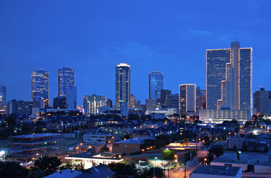 Esta Es La Cantidad De Dinero que Necesitas Para Un Fondo De Emergencias En Fort Worth Skyline of Fort Worth, Texas