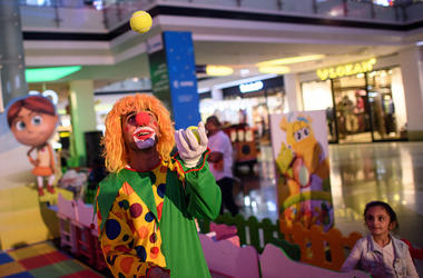 Payasito Trabajador De Gasolinera, Fue Sorprendido Por Su Hija Recién Graduada A clown entertains children in a shopping mall on October 25, 2016 in Erbil, Iraq. As the offensive by Iraqi and Kurdish forces to drive Islamic State out of Iraq's second largest city of Mosul continues and despite a recent ISIS attack on nearby Kirkuk,