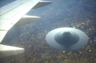 Marina Estadounidense Confirmó Los Video De OVNIS Son Reales 3D illustration with photography. Alien spaceship flying together with airplane.