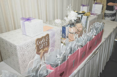 Mujer Texana Que Se Colaba A Bodas Para Robarse Regalos, Es Buscada Por La Policía Table of Bridal Shower Gifts