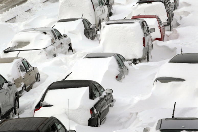 Granizada En Guadalajara Deja Autos Sepultados En Hielo Cars sit in the northbound lanes of Lake Shore Drive after accidents and drifting snow stranded the drivers during last night's blizzard February 2, 2011 in Chicago, Illinois. As of late morning over 20 inches of snow had fallen, making this snowstorm the