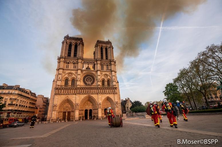 Daños Del Interior De Notre Dame Después Del Incendio Fire Breaks Out At Iconic Notre-Dame Cathedral In Paris