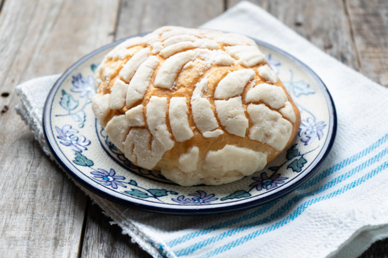 Oak Cliff Crea El Sándwich De Concha Y Helado Mexican sweet bread: Vanilla "concha"
