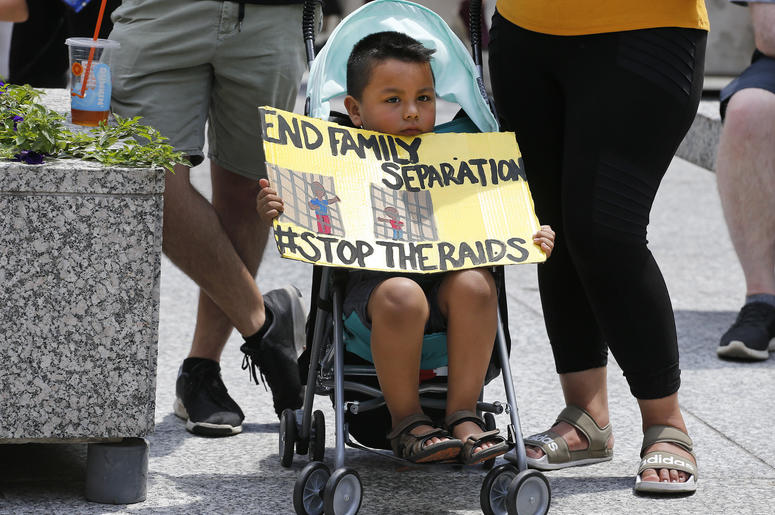 ICE Liberó 300 Migrantes Con Hijos A boy holds a sign during a rally in Daley Plaza on July 13, 2019 in Chicago, Illinois. Protesters attended the rally calling for an end to criminalization, detention and deportations of migrants ahead of planned ICE raids expected to begin tomorrow.
