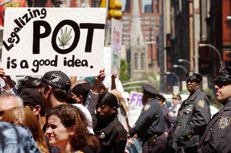 Fort Worth Marcha A Favor De La Marihuana Hundreds of pro-cannabis demonstrators march May 4, 2002 in New York City. The marchers, who advocate for the legalization of cannabis, were part of almost 200 similar events planned around the world May 4 under the name of the "Million Marijuana March".