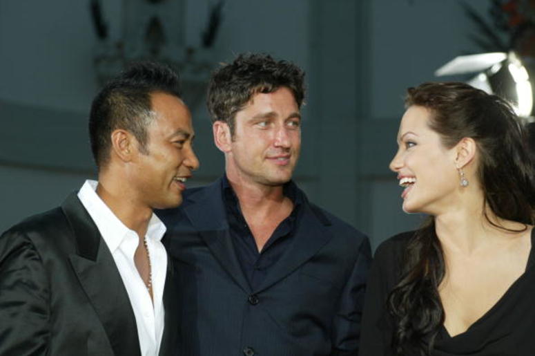 Apuñalan En Entrevista A Compañero De Película De Angelina Jolie Actors Simon Yam, Gerard Butler and Angelina Jolie attend the world premiere of the film "Lara Croft Tomb Raider: The Cradle of Life" at Grauman's Chinese Theatre July 21, 2003 in Hollywood, California. The film releases nationwide July 25, 2003.