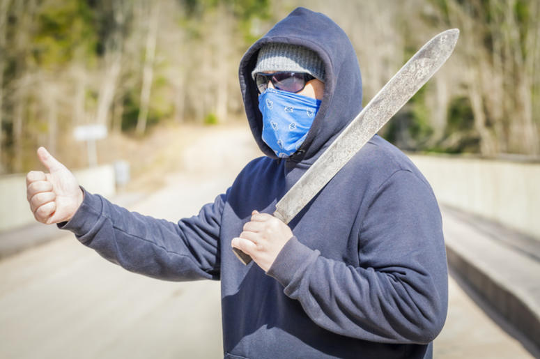 Conductor De Dallas Ataca Con Machete A Carro Que Lo Choco Man with machete try to stop car